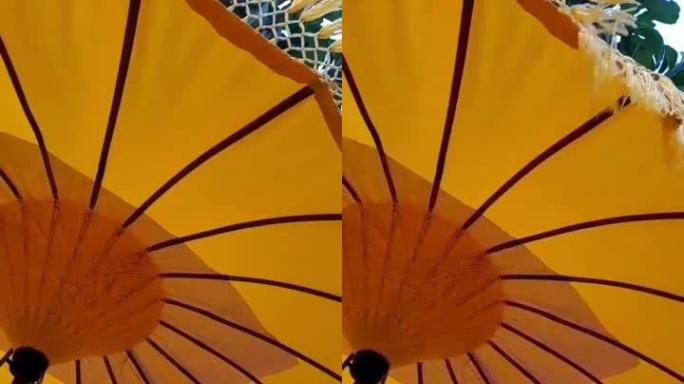 黄色竹伞在风中摇曳