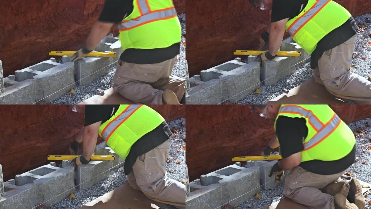 承包商在安装挡土墙时正在施工现场建造新建造的大块挡土墙