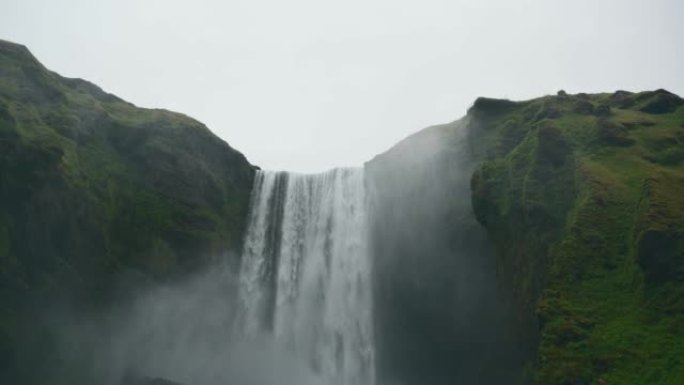 冰岛南部夏季从悬崖流出的Skogafoss瀑布的强大力量