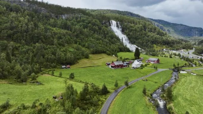 挪威瀑布附近道路的鸟瞰图