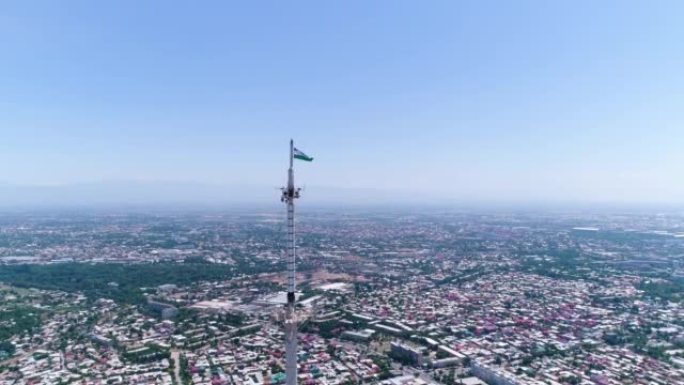 塔什干电视塔顶上的乌兹别克斯坦国旗