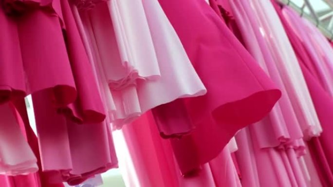 选择聚焦粉色织物衣服悬挂
