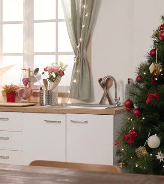 垂直屏幕: 舒适的烹饪场所，由圣诞树装饰，明亮的窗户在餐桌上摆放着五颜六色的礼物。美丽的公寓为新年假