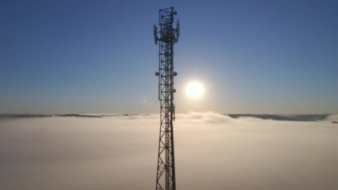塔式天线电信手机的鸟瞰图，蜂窝5g 4g手机的无线电发射器。提供高速现代5g交通网络服务。日出时间的