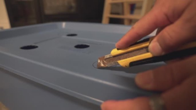 室内DIY水培用手提包里用小刀切开孔的特写镜头