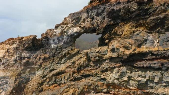 鸟瞰图接近海洋上方悬崖顶上的山中自然的透视孔。El agujero Los Gigantes。西班牙