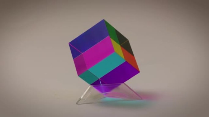白色背景透明基座上的彩色立方体。