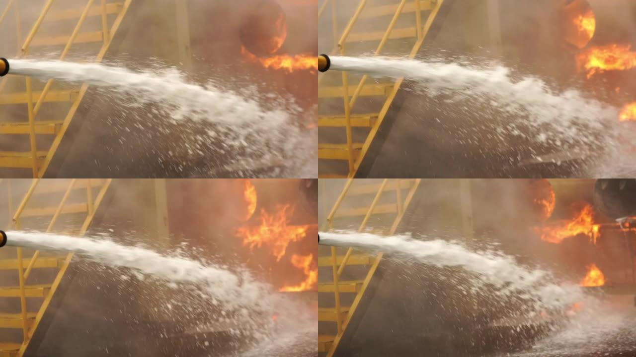 用泡沫灭火，工业灭火。