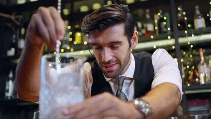4k男调酒师在餐厅酒吧为顾客准备鸡尾酒饮料。