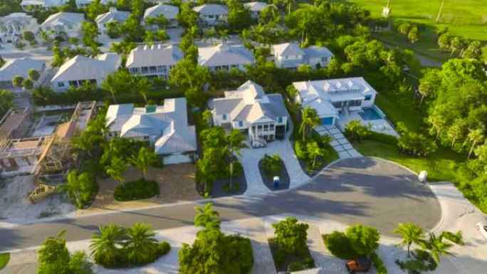 从南佛罗里达封闭生活高尔夫俱乐部的大型住宅上方观看。美国梦homes作为美国郊区房地产开发的例子