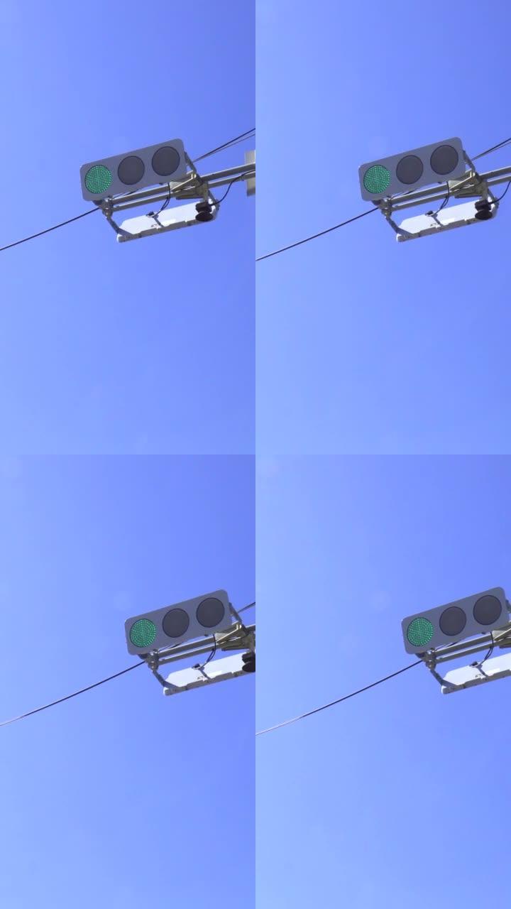 交通灯和蓝天