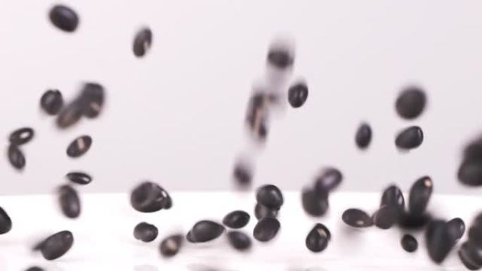 未成熟的黑豆以慢动作落下。