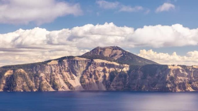 俄勒冈州火山口湖上方移动的云层的时间流逝