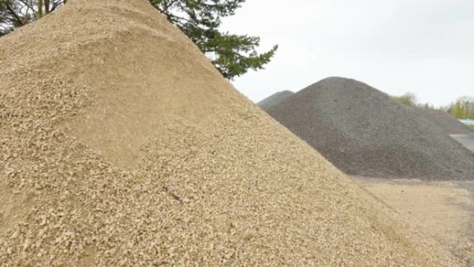 爱沙尼亚的沙子和砾石堆的外观