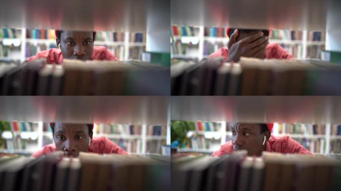 疲惫焦虑的黑人学生站在书架之间，在大学图书馆找不到书