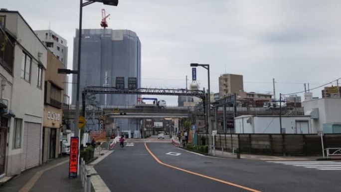 东京Oshiage铁路道口清晨2022年10月