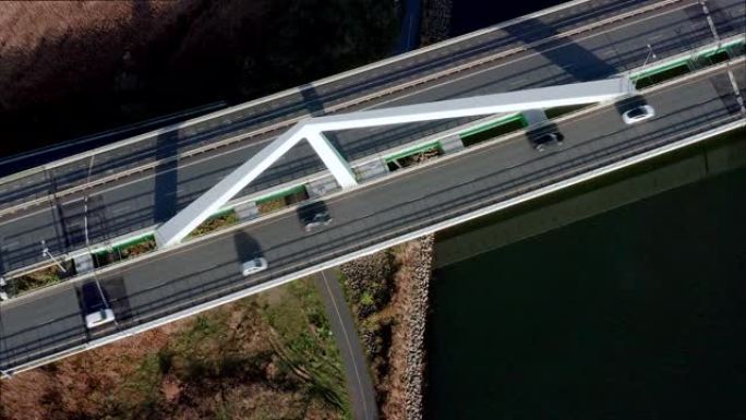 无人机在欧登塞的桥梁上方盘旋