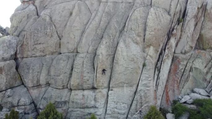 镜头从一个带有登山者的白色大悬崖上向后移动