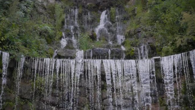 从山上坠落的喀斯喀特瀑布