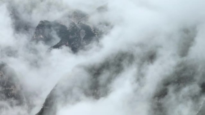 空中无人机拍摄了多洛米蒂与福雷斯，白云岩山脉，白云岩阿尔卑斯山或白云岩阿尔卑斯山的雾状松树树林，是位