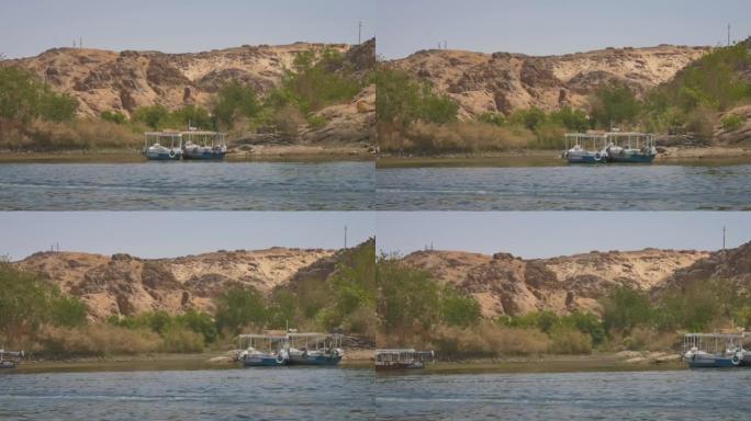 埃及南部阿斯旺的落基山脉河岸上的两艘船