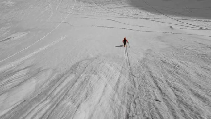 FPV运动无人机射击男滑雪自由骑行直跳高雪山坡