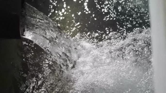 水从金属管流入水池