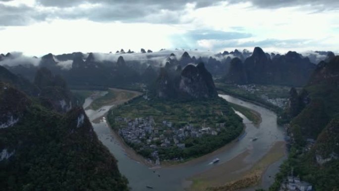 桂林阳朔乡暴雨后大景观的空中平移视图