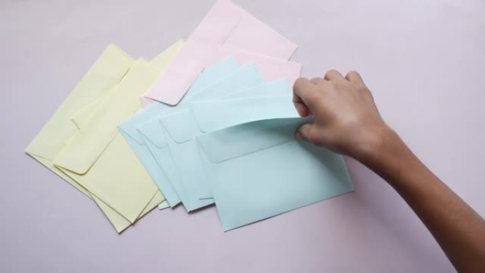 粉色背景上的彩色信封，带有复制空间。