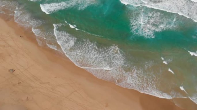 在加那利群岛富埃特文图拉海滩上破浪的鸟瞰图