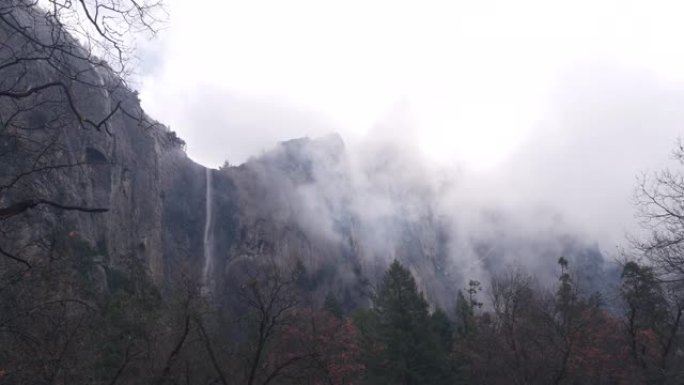 雾山，悬崖或陡峭的岩石，薄雾笼罩的秋天，加利福尼亚的峭壁或悬崖。