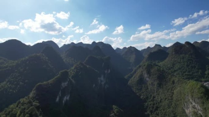 贵州省荔波县七个大拱门 (大旗孔) 风景区的Kast地层的空中放大