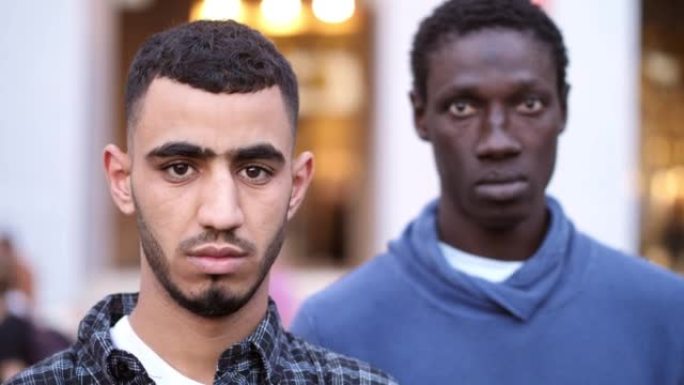 两名年轻非洲男子在城市的特写严重愤怒的脸肖像
