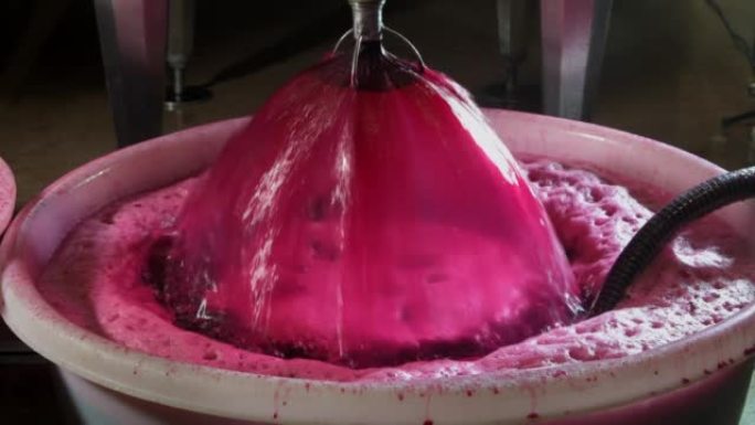 葡萄酒工厂，法国波尔多葡萄园酒窖酿酒过程中葡萄汁的充气