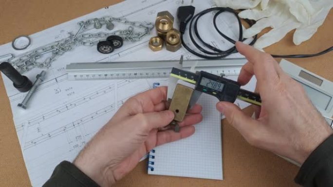 带卡尺测量的测量设备钻孔黄铜块