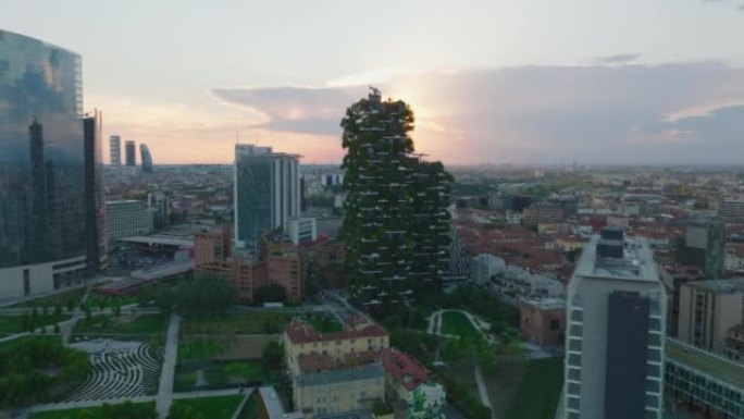 黄昏时Parco Biblioteca degli Alberi和周围建筑物的高架视图。多层建筑的绿