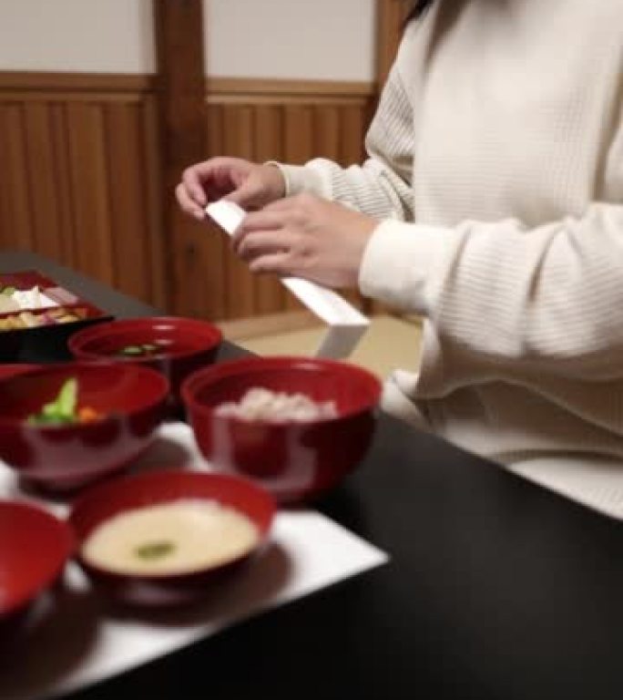 女人在日本餐厅吃Shojin Ryori之前把手放在一起