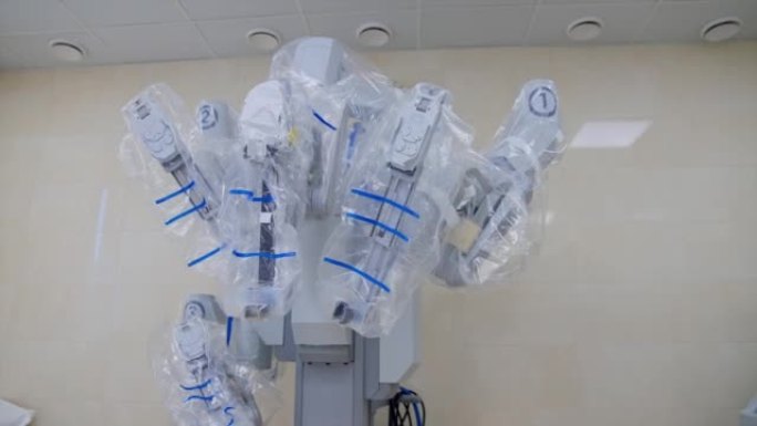 达芬奇机器人站在手术室的墙上。塑料覆盖的高精度先进技术设备。