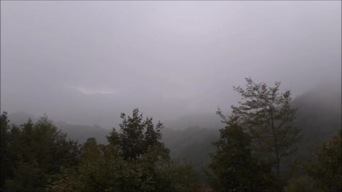 时间流逝: 2022年10月20日意大利南部坎帕尼亚的雾山景观。