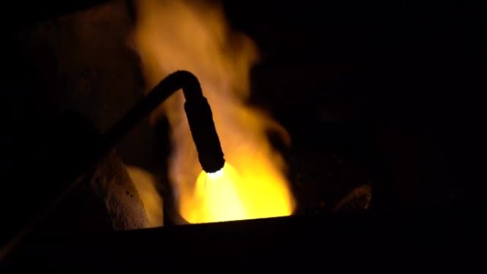 在钢铁厂的强度方形储物箱内，从熔化金或任何类型的钢的管中探索火束。
