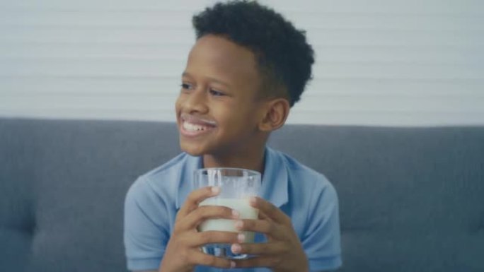十几岁的男孩从杯子里喝牛奶