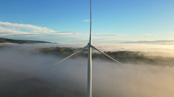 罗纳河上风力涡轮机的全景，并看到远处浓雾。