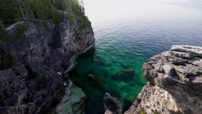 加拿大安大略省布鲁斯半岛国家公园乔治湾石窟
