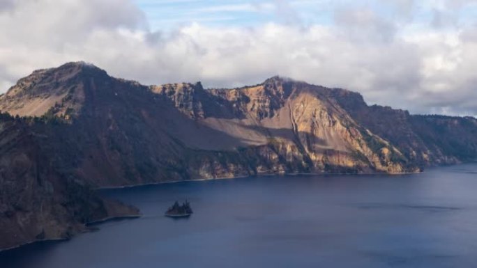 俄勒冈州火山口湖上方移动的云层的时间流逝