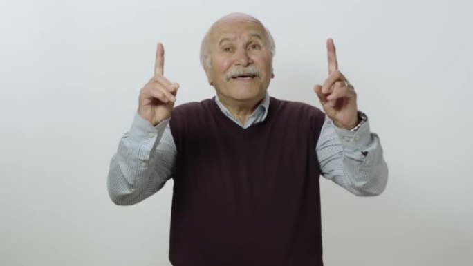 老人用手指指着屏幕底部的广告空间。