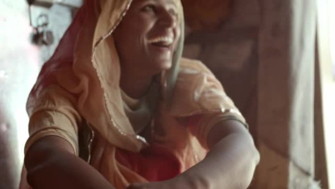 一名印度妇女穿着传统印度服装大笑的特写镜头