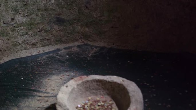 在萨克拉圣米歇尔的硬币许愿井，向上倾斜射击