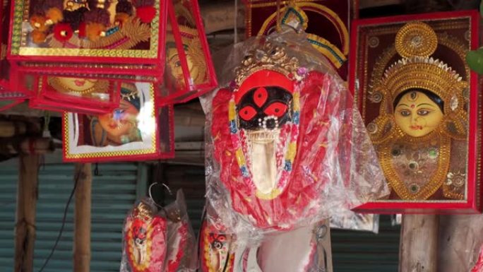 印度女神杜尔迦的偶像与温热和挂在玻璃背景
