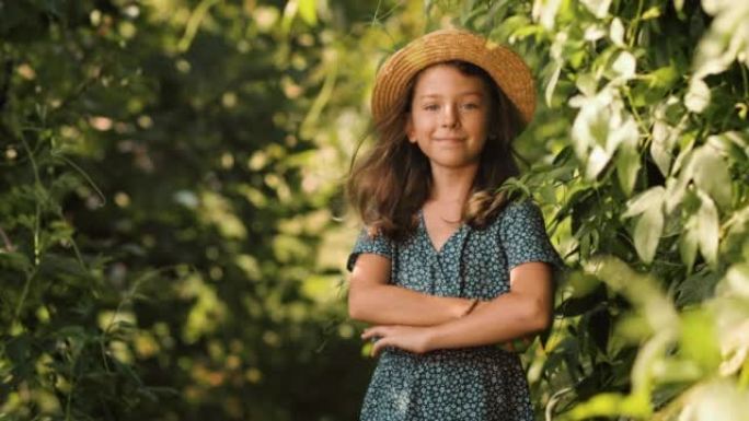 有机园艺。一个可爱的高加索微笑女孩玩百香果的肖像，双臂交叉。慢动作。收获和耕作的概念