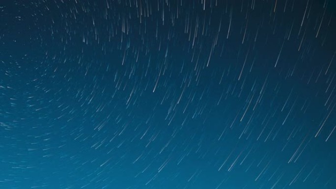 4k过度。天空中不寻常的惊人恒星效应的旋转。流星在夜色深蓝色的天空背景下追踪。星迹迷人的幻觉。延时，